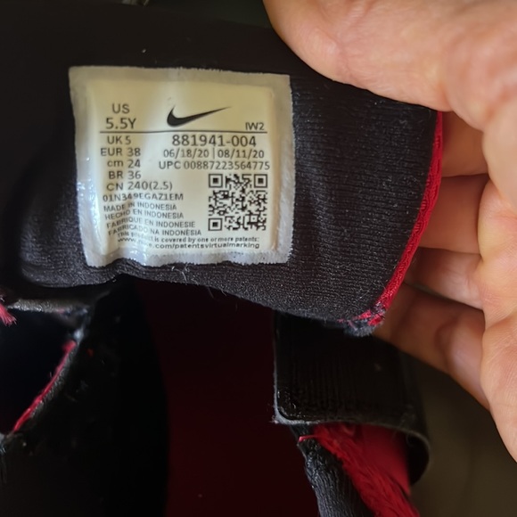 👟👟Nike size 5.5 boys red and black and white one doesn’t have straps - Picture 10 of 10